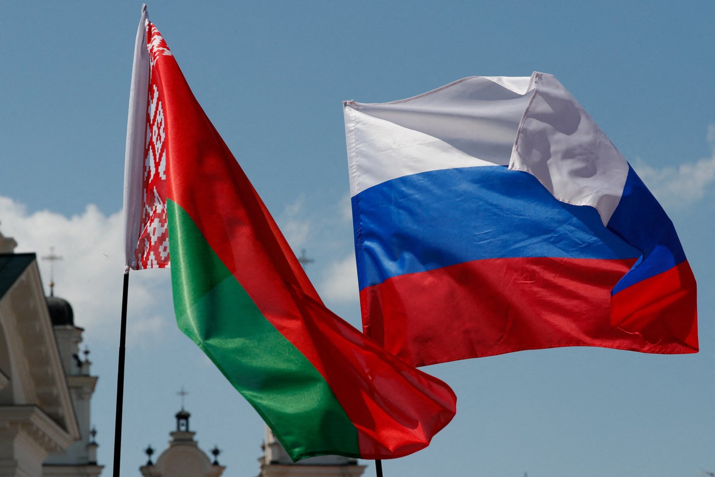 Rusija, Baltarusija, Rusijos ir Baltarusijos vėliavos.<br>Reuters/Scanpix nuotr.