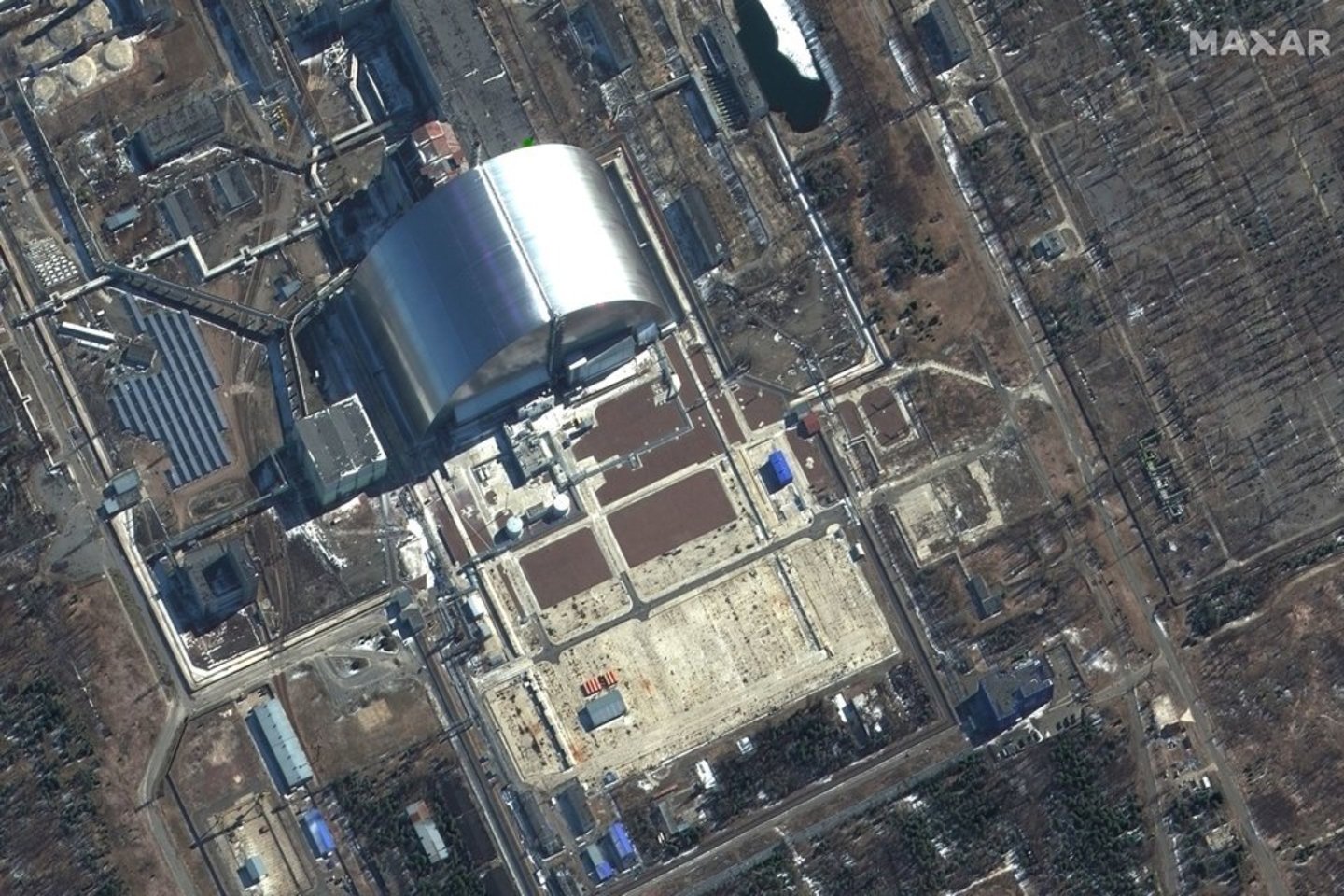  Šioje "Maxar Technologies" pateiktoje palydovinėje nuotraukoje, padarytoje 2022 m. kovo 10 d., iš arti matyti Černobylio branduoliniai objektai Ukrainoje Rusijos invazijos metu.<br> AP / Scanpix nuotr.