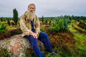 Gydytojas iš Žemaitijos pirmąjį riedulį atsivežė dviračiu ir Mosėdis tapo Lietuvos akmenų sostine