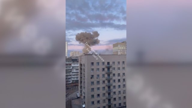 Naktį rusų pajėgos toliau bombardavo Kyjivą: iš gyvenamojo namo užfiksuoti besiveržiantys dūmų kamuoliai