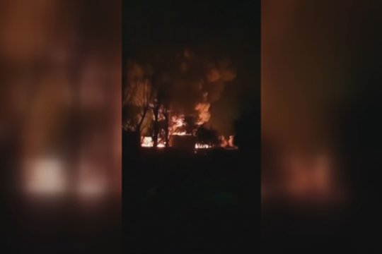 Vaizdai iš įvykio vietos: užfiksuotas raketos smūgis, sukėlęs didžiulį gaisrą Nikopolio mieste