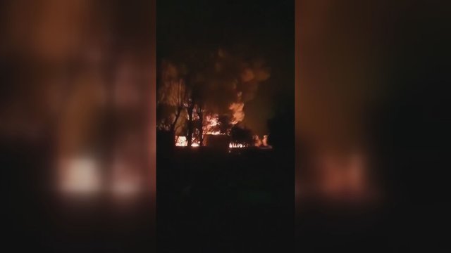 Vaizdai iš įvykio vietos: užfiksuotas raketos smūgis, sukėlęs didžiulį gaisrą Nikopolio mieste