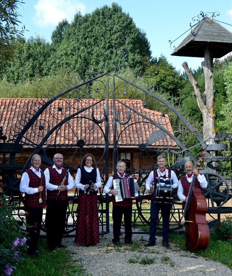 Skuodo r. kultūros centro liaudiškos muzikos kapela „Bartuva“.<br>Rengėjų nuotr.