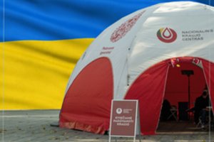 Nacionalinis kraujo centras ukrainiečiams perduoda donorystei reikalingų priemonių