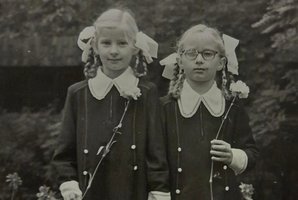 Žinoma moteris atskleidė, kad turi dvynę seserį: „Mano vaikystė buvo tobula“