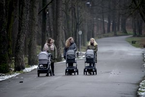 Vyriausybė pritarė: keisis vaiko priežiūros išmokų skaičiavimo tvarka