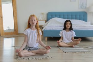 Sąmoningumo praktikos „mindfulness“ pratimai, kuriuos galite praktikuoti kartu su vaikais