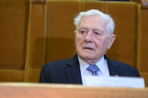 A. Stulginskio žvaigždę siūloma skirti V. Adamkui ir JAV senatoriui R. J. Durbinui