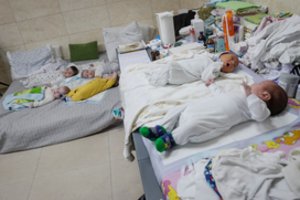 Ukrainoje įstrigo surogatinėms motinoms gimę kūdikiai: tėvai negali jų pasiimti