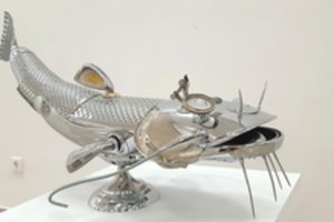 Menininkas medžiagų kūriniams randa ir šiukšlynuose – žiūrovams rūpi, iš kokių detalių jos sukonstruotos 