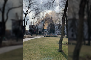 Rusijai subombardavus Mariupolio teatrą – laukimas: skelbia, kad po griuvėsiais slėptuvėje įkalintos ir nėščios moterys