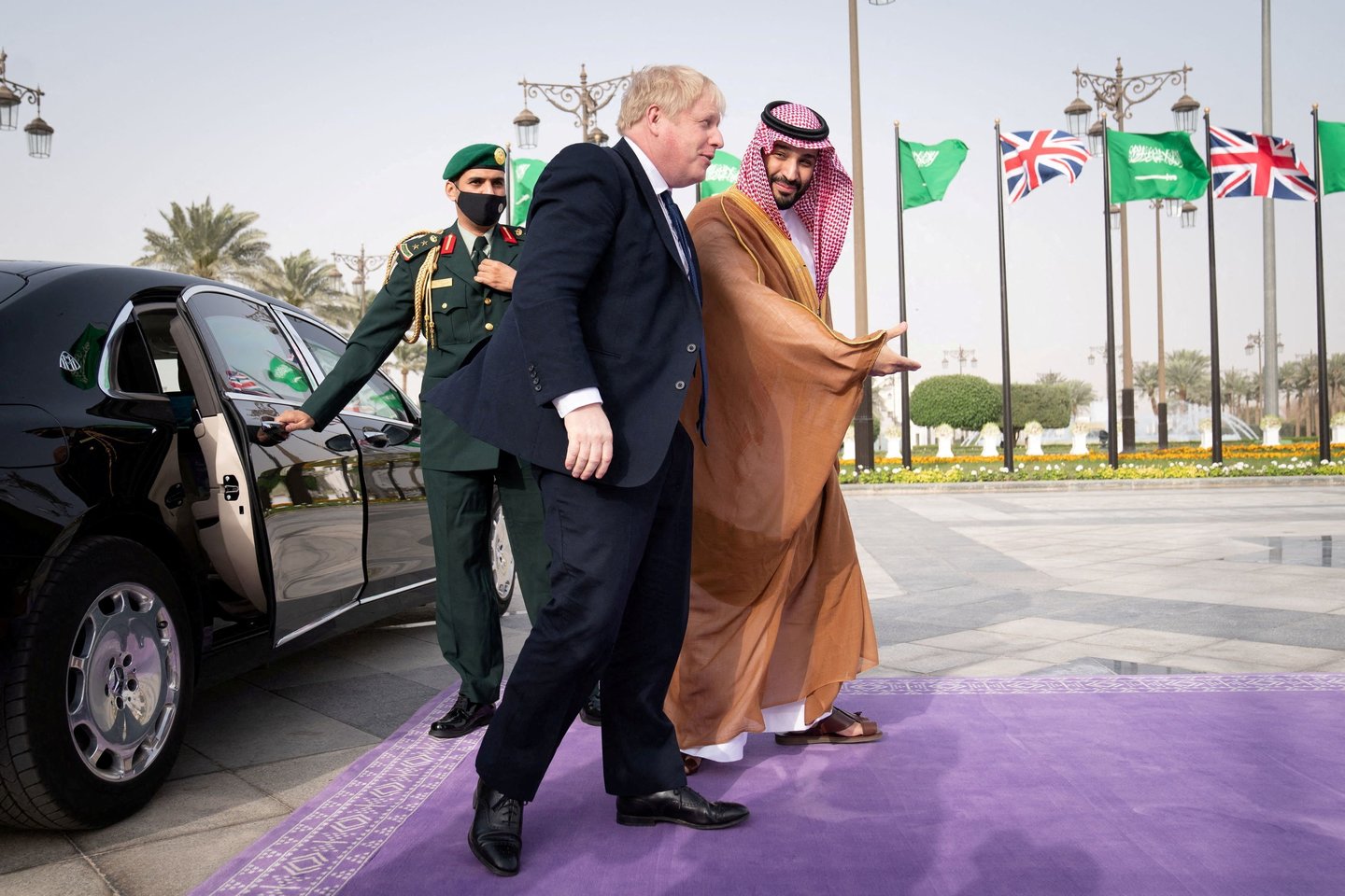 B. Johnsonas susitiko su Saudo Arabijos faktiniu vadovu sosto įpėdiniu princu Mohammedu bin Salmanu.<br>Reuters/Scanpix nuotr.