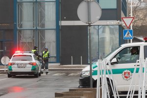 Išpuolis Vilniuje: į Seimą mesti du Molotovo kokteiliai