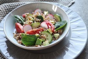 Šiltos grikių salotos su daržovėmis tiks ir pusryčiams, ir vakarienei