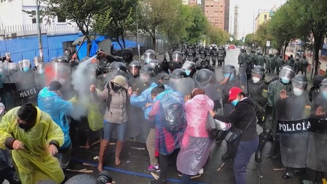 Bolivijoje per švietimo darbuotojų protestą kilo riaušės: policija dalyvius apipurškė ašarinėmis dujomis