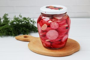 Metas išbandyti: marinuoti ridikėliai ir dar du netikėti pavasariški receptai