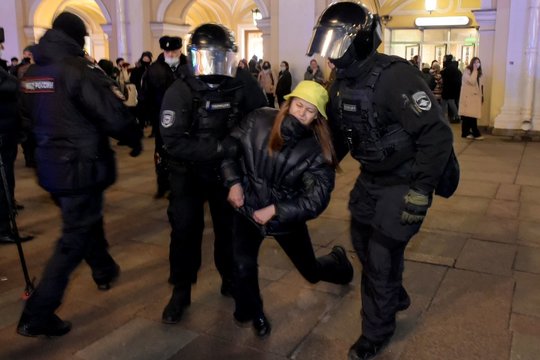 Rusijoje iškeltos pirmos bylos pagal naują įstatymą dėl „melagingos informacijos“ apie kariuomenę