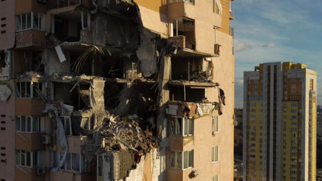 Virš Kyjivo numuštos raketos nuolaužos kliudė daugiabutį: žuvo mažiausiai vienas žmogus