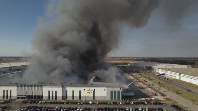 Žinomos JAV prekybos įmonės padalinyje kilo didžiulis gaisras: užfiksuoti tamsūs dūmų debesys