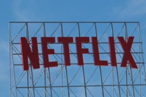 „Netflix“ testuoja mokestį abonentams, kurie dalinasi paskyra su kitais asmenimis