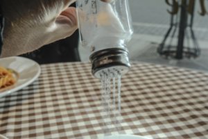 Sukčiai įsisuko ir čia: lietuviams šluojant druską, jos pirkėjus žvejoja internete