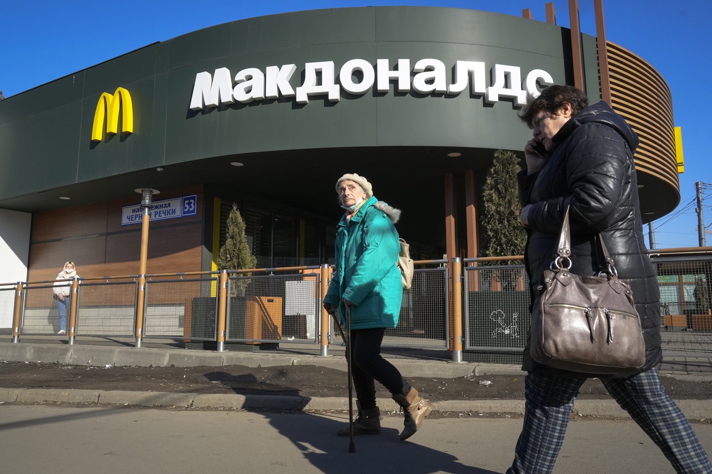  Į „McDonald’s“ užeigas paskutinę veiklos Rusijoje dieną plūdo minios, o tinklo darbuotojams dabar neramu dėl ateities.<br>AP/Scanpix nuotr.