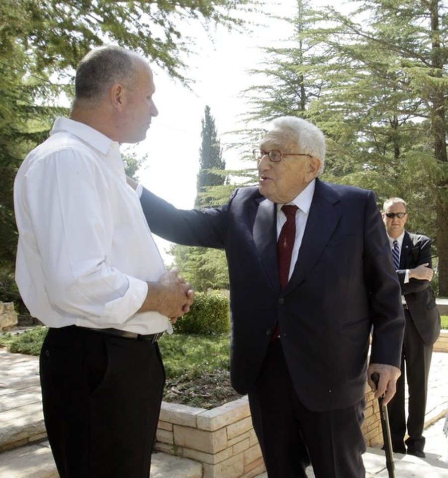Buvęs JAV valstybės sekretorius Henry Kissingeris (dešinėje) išlaisvino B.Kiryati iš nelaisvės Sirijoje. Nuotraukoje matomas jųdviejų susitikimas po 38 metų.<br>Asmeninio albumo nuotr.
