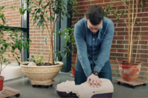 Privalu žinoti kiekvienam: gydytojas parodė, kaip teisingai atlikti pradinį gaivinimą