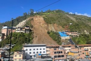 Peru nuslinkus žemės nuošliaužai gelbėtojai rado trijų žuvusių žmonių kūnus