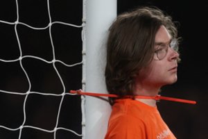 Anglijos „Premier“ lygos dvikovoje – netikėtas protestas: aktyvistas prisirakino prie virpsto