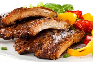 Kiaulienos kepsniai ant žarijų maloniai nustebins skoniu: 3 receptai