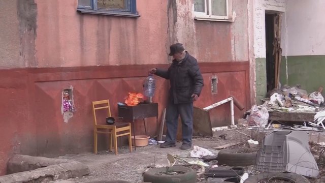 Užfiksuotas suniokotas Mariupolio uostamiestis: gyventojai tarp nuolaužų rinko savo turtą ir maisto atsargas