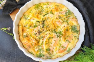 Orkaitėje keptas omletas su rūkyta lašiša: paprasta, bet labai gardu 