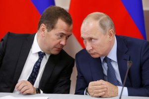 V. Putino pakalikas D. Medvedevas taškosi pykčiu: „Rusija turi galios pastatyti JAV į vietą“