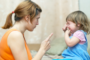 Tėvų konsultantė įvardijo, kiek vaikams „kainuoja“ tėvų pyktis
