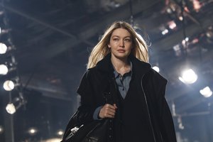 Manekenė Gigi Hadid visus per žiemos kolekcijų pristatymus uždirbtus pinigus paaukos ukrainiečiams