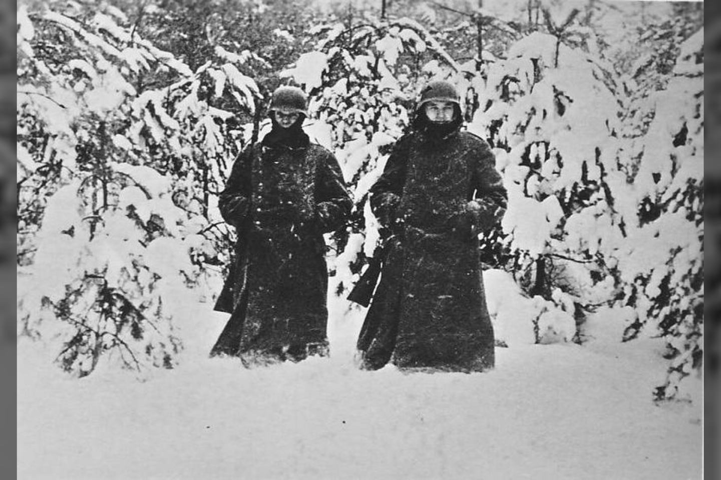  Vokiečiai, stovintys sniege, netoli Maskvos.<br> Wikimedia Commons.