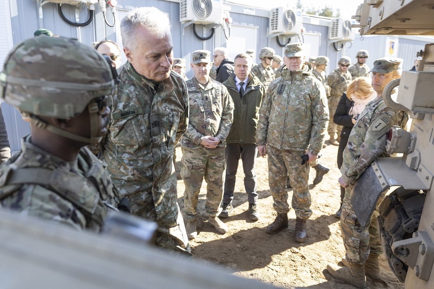 Lietuvoje dislokuotus JAV karius aplankė G. Nausėda, V. Rupšys, JAV ir JK ambasadoriai<br> Lietuvos kariuomenės nuotr.