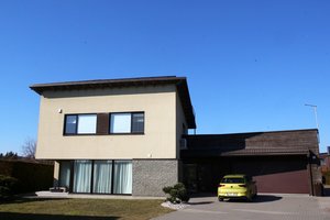 Namas pakaunėje, kuriame galima aptikti pinigais prigrūstų stiklainių