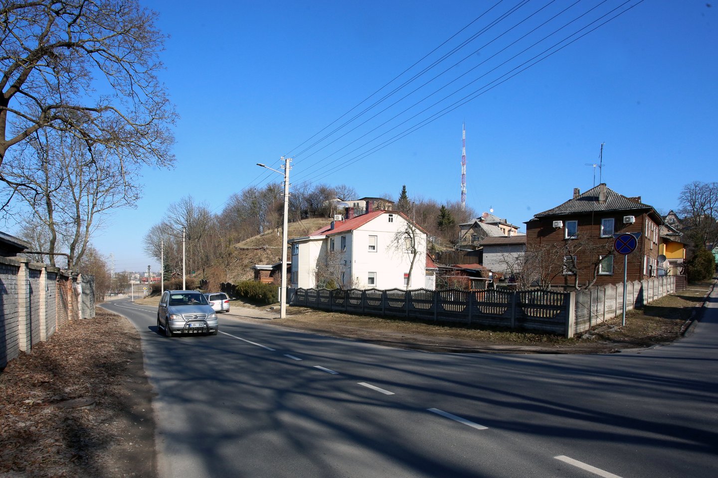 Baltai dažytas medinis 106-uoju numeriu pažymėtas L.Ivinskio gatvės namas yra Žemuosiuose Šančiuose, o už jo jau driekiasi Aukštieji Šančiai.<br>M.Patašiaus nuotr.