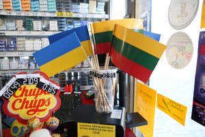 Kauniečius nustebino verslininkų apetitas: lietuviškos trispalvės ir Ukrainos vėliavėlių kaina skiriasi kelis kartus