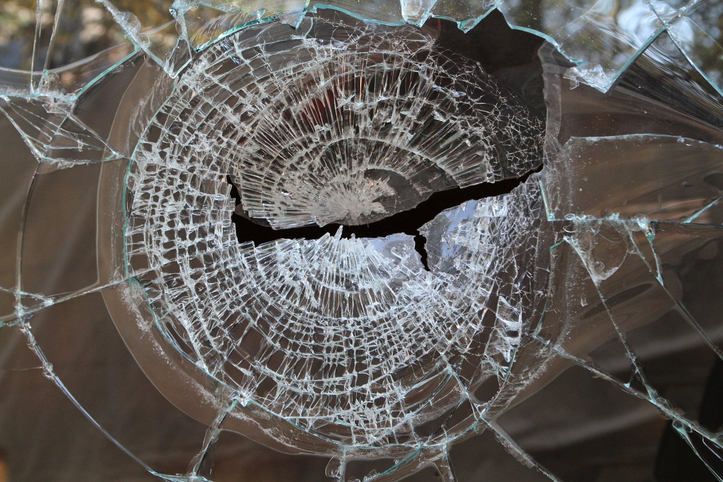 Susipykęs su mergina, vandalas supylė jos buto langą, mašinos stiklą ir pradūrė padangą. <br> M.Patašiaus nuotr.