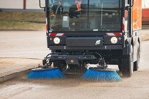 Šiemet gatvėse susikaupusį smėlį pradėjo valyti kiek anksčiau: jau surinko per 700 tonų