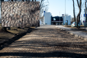 Dažnai istoriniai grindiniai Vilniuje atsiduria po asfaltu, tačiau šį išsaugos: po kojomis – senasis Vilnius