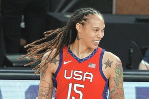 JAV krepšininkės B. Griner sulaikymas Rusijoje dėl kaltinimų narkotikų gabenimu pratęstas dar dviem mėnesiams
