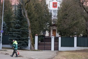 Vilniuje ant Rusijos ambasados tvoros raudonais dažais užrašyta „Slava Ukraine“