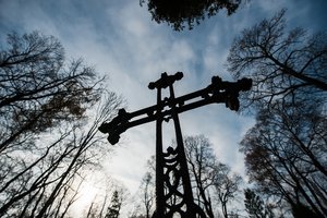 Vagims – nieko švento: Veliuonoje išniekino kapą, pagrobė varinį kryžių