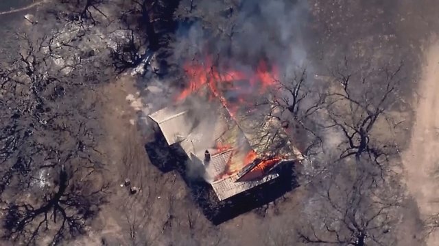 Kilus didžiuliam gaisrui Vakarų Teksase gyventojai priversti evakuotis: liepsnos apėmė beveik 500 namų