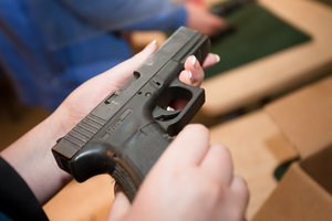 Grupė Seimo narių ginklą turintiems žmonėms siūlo leisti įsigyti naktinius taikiklius