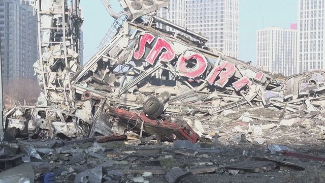 Po Rusijos atakos griuvėsiais virto Kyjivo prekybos centras: žuvo mažiausiai keturi žmonės